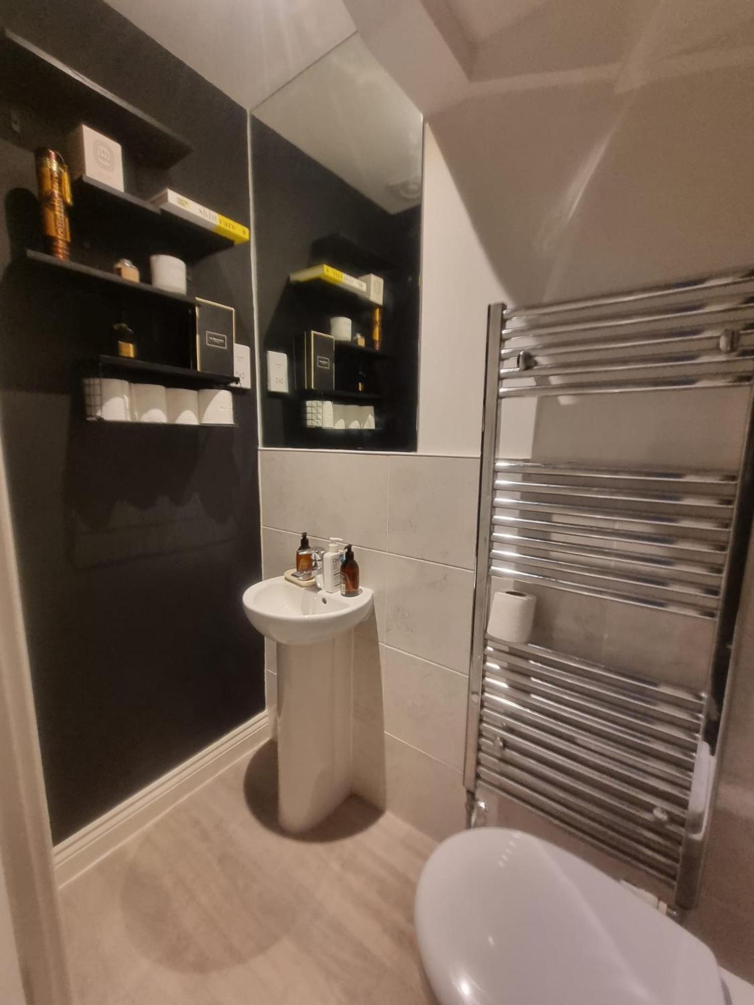 Bromley Common- Double Bedroom With En-Suite With Private Lounge In Shared Town House Kültér fotó